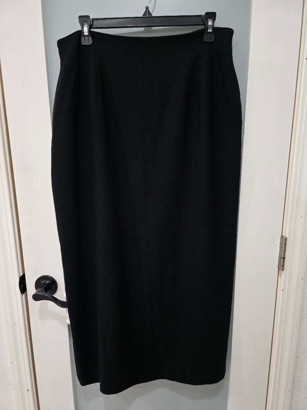 Jones New York Vintage Black Maxi Skirt – Size 14 – Straight Lined